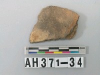 藏品(灰褐色粗砂陶口緣殘件)的圖片